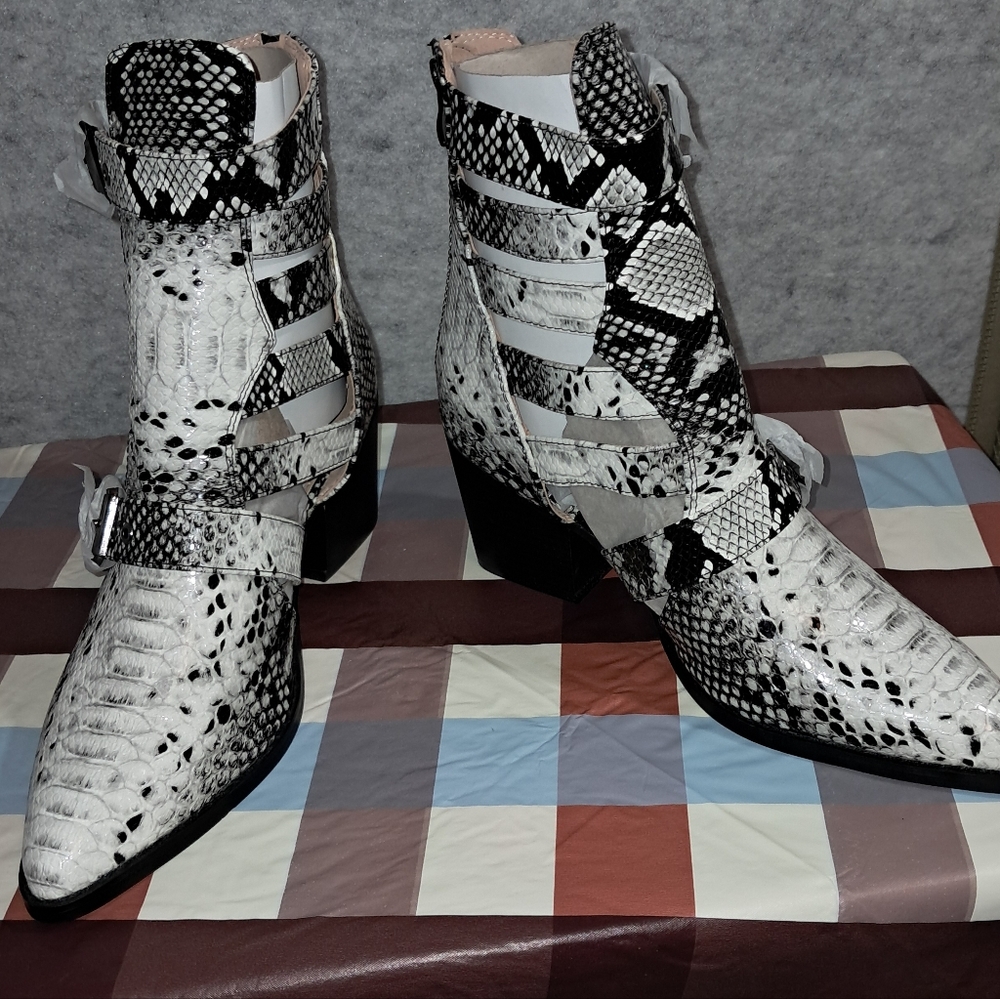 Elegant Snakeskin Patterned Heeled Boots